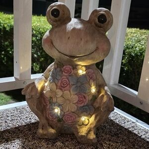 Charming Frog Garden Statue with LED Solar Lights